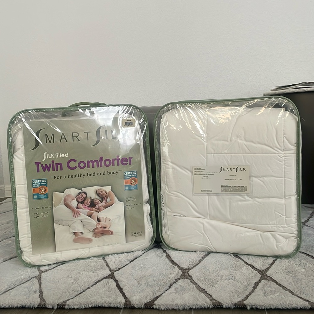 Pair of 100% silk filled SmartSilk Twin Comforters